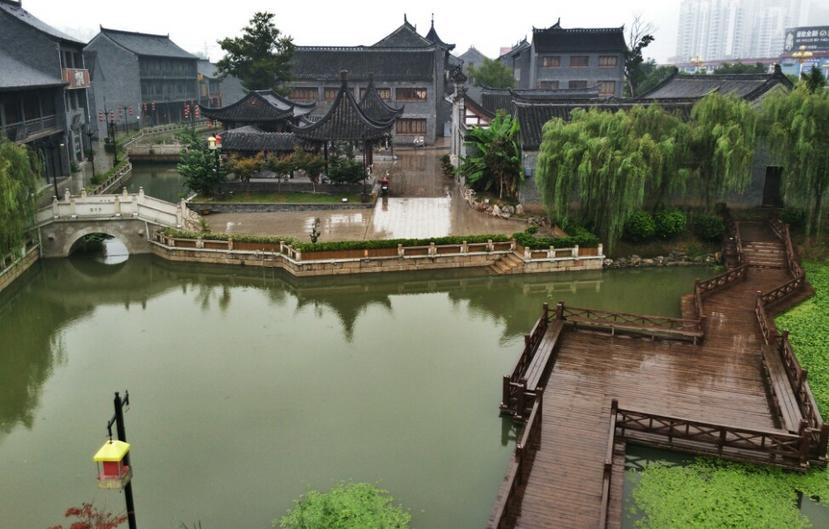 琳娜整理房间